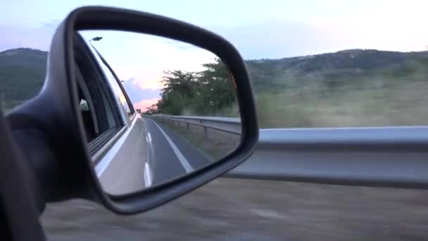Körning av Rearview Spegel vid solnedgången, Road Traffic, Pov Tracking Car på motorvägen, Auto Window View — Stockvideo