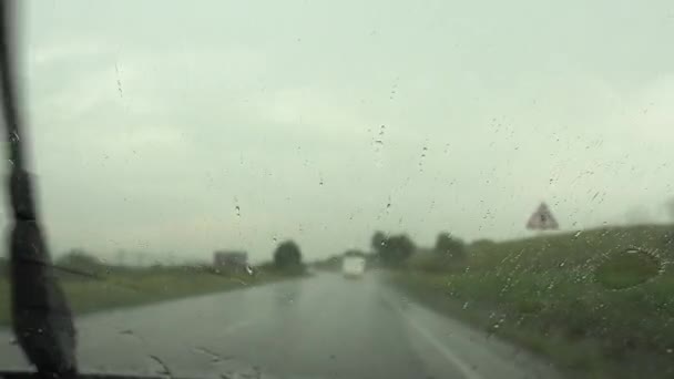 Verkehr bei Regen, Autofahren, Sturm auf der Straße, Autobahn, Regentropfen Blick auf die Windschutzscheibe — Stockvideo