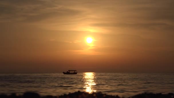 Pescadores en barco en el mar al atardecer, Pesca en el océano al atardecer, Nave aislada en olas — Vídeos de Stock