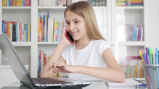 Kid Talking Smartphone, Child Studying Browsing Internet on Laptop in Coronavirus Πανδημία, Εκπαίδευση Σχολικών Κοριτσιών, Online Εκπαίδευση — Αρχείο Βίντεο