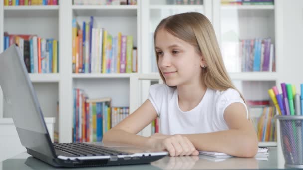 Kid Using Laptop Studying, Learning in Video Conferencing, Child Writing Schoolgirl Chatting Δάσκαλος από το σπίτι, Online Εκπαίδευση — Αρχείο Βίντεο