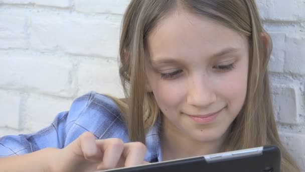 Kid playing Tablet Browsing Internet, Dítě pomocí smartphonu, Blondýnka psaní zpráv na zařízení, Online hraní her — Stock video