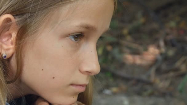 Szomorú gyerek, boldogtalan gyermek, gondos bántalmazott tinédzser lány a parkban, gyermekszomorúság, depresszió Serdülők portréja — Stock videók