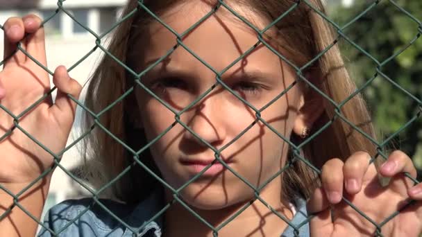 Anak yang Sakit Ditinggalkan, Gadis yang Sakit Tak Bahagia, Anak yang TerDepresi Tidak Bermain dengan Anak karena Coronavirus Pandemic, Depresi, Kesedihan — Stok Video
