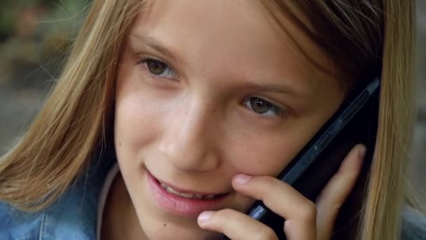 Παιδί που μιλάει στο Smartphone, παιδί που χρησιμοποιεί Smart Phone, έφηβος Ξανθιά κοπέλα που παίζει σε εξωτερικό χώρο στο πάρκο — Αρχείο Βίντεο