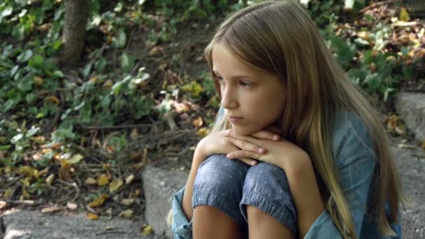 Smutna dziewczyna, Nieszczęśliwy dzieciak, Przemyślane znęcane nastolatki na świeżym powietrzu w parku, Smutek dzieci, Portret depresyjny nastolatków — Wideo stockowe