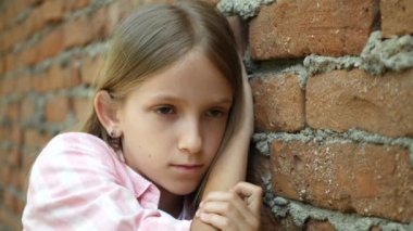 Üzgün Kız, Mutsuz Çocuk, Parktaki Düşünceli Zorba Çocuk, Ergenlik Depresyonu, Koronavirüs Salgınında Çocuk İfadesi