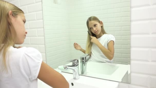 Kid Brushing Hair in Mirror, Kind haar gekleed in de badkamer, Blond meisje kammen, Kapsel — Stockvideo