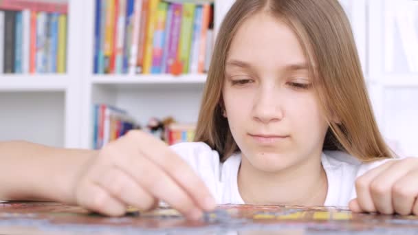 小孩玩拼图游戏，厌倦小孩在家里玩聪明游戏，少女玩室内棋盘游戏 — 图库视频影像