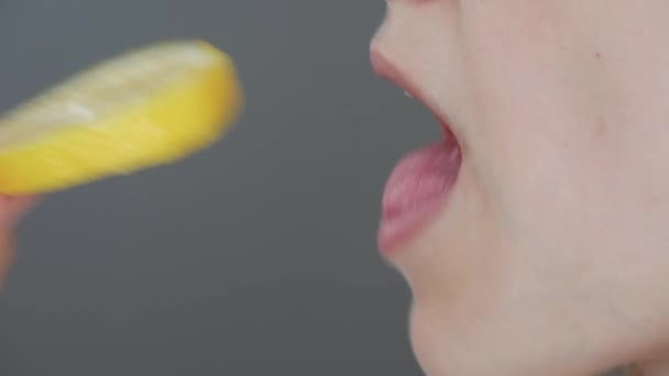 Kid jíst citron, Dítě jí ovoce, Mladá dívka u snídaně v kuchyni — Stock video