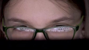Kız Laptop 'ta Oynuyor, Bilgisayar Gecesinde, Gözlüklü Çocuk Masaüstünde İnternet Gözlüyor, Çocuk Video Oyunları Oynuyor, Çevrimiçi Eğitim