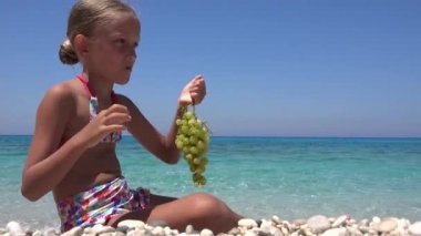 Sahilde Üzüm Yiyen Çocuk, Sahilde Meyve Yiyen Çocuk, Sahilde Oynayan Sarışın Küçük Kız, Yaz Tatilinde Deniz Dalgaları