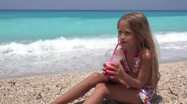 Sahilde Buz Suyu İçen Çocuk, Sahilde Oynayan Çocuk, Yaz Tatilinde Susamış Genç Kız Portresi