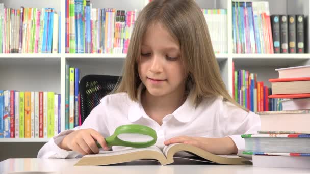 Enfant lisant un livre, Kid Learning School, Écolière étudiant à domicile en cas de pandémie de coronavirus, Homeschooling Online Education — Video
