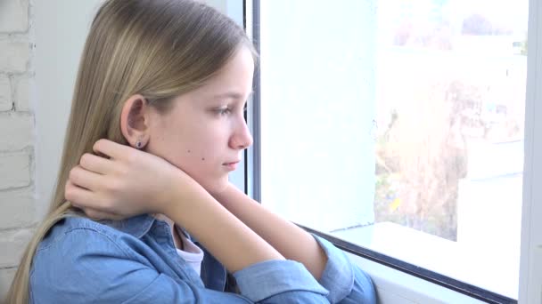 悲伤的孩子看窗户，不快乐的孩子，无精打采的女孩，年少的脸，孤立无援的人在科罗纳维勒斯危机的家里 — 图库视频影像