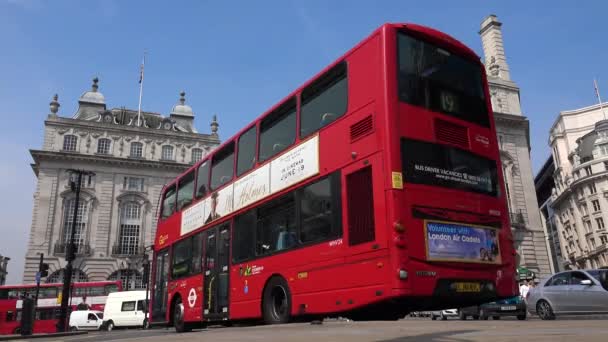 London Cars Forgalom a Piccadilly Circus, Emberek Séta, Átkelés Street, Híres helyek, Épületek Látványosságok Európában — Stock videók