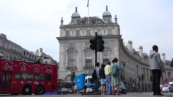London Cars Traffic på Piccadilly Circus, People Walking, Crossing Street, berömda platser, byggnader Landmärken i Europa — Stockvideo