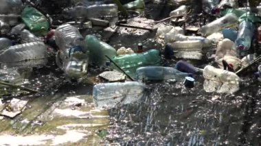 Kirlilik, Dağ Nehrindeki Plastik Şişeler, Akan Sudaki Çöpler, Kirlenmiş Çöpler, Kirlenen Doğa, Küresel Isınma Felaketi