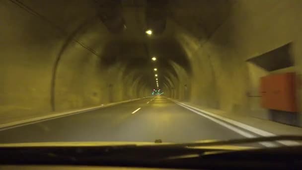 Trafikbil på motorväg, Vägtunnel, Tunnelbana, Förare som reser Grekland — Stockvideo