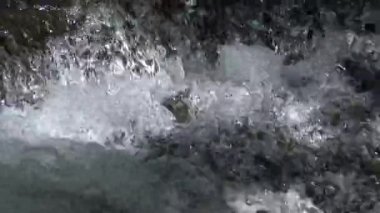 Dağ Nehri, Kristal Şelale Damlaları, Temiz Bahar Taze Suyu, Şeffaf Alp Akımı Dalgaları, Kristal Brook Kapanması