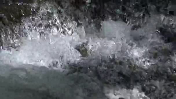 Mountain River, krystaliczne krople wodospadu, czysta woda źródlana, przezroczyste alpejskie fale strumieniowe, krystaliczne zbliżenie strumienia — Wideo stockowe