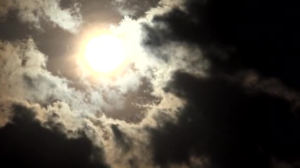 ดวงอาทิตย์ในเมฆ ดราม่าซันเซ็ตไทม์แลป รังสีแดดในเมฆปุย แสงแดดในฟ้าเมฆฟ้า สตอร์มี่ในฤดูร้อน — วีดีโอสต็อก