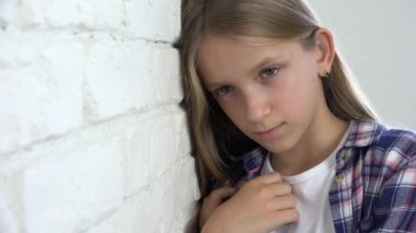 Mutsuz Çocuk İfadesi, Üzgün Düşünceli Çocuk, Depresyondaki Stresli Genç Kız, Hasta Çocuk, İstismara uğrayan Genç İnsan