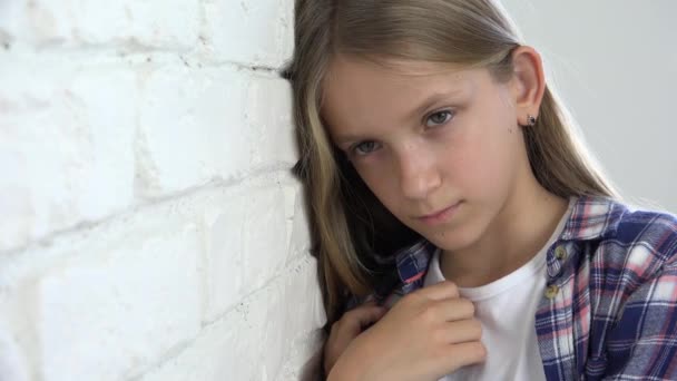 Olycklig Uttryck av Barn, Tråkigt Tankeväckande Kid, Stressad Ill Tonåring Flicka i depression, Sjukt Barn, Misshandlad Ung Person — Stockvideo