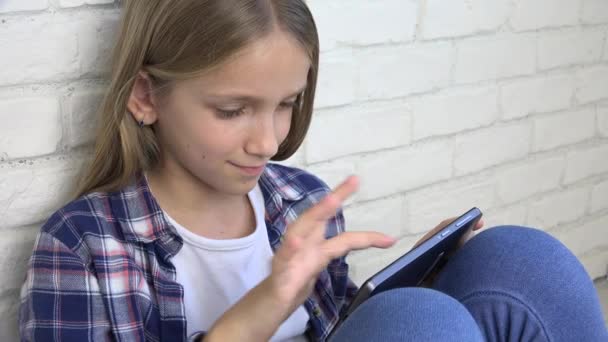 儿童玩智能手机代替学习、儿童在网上浏览电话、少女阅读短信、在线搜索 — 图库视频影像