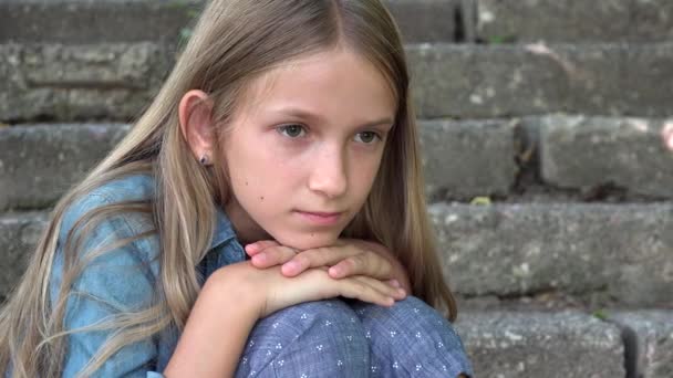 Triest meisje, ongelukkig kind, bedachtzame gepest tiener kind buiten in het park, kinderen verdriet, depressie Portret van adolescenten — Stockvideo