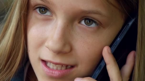 Kid Talking on Smartphone, dziecko korzystające ze smartfona, nastolatka blondynka gra na świeżym powietrzu w parku — Wideo stockowe