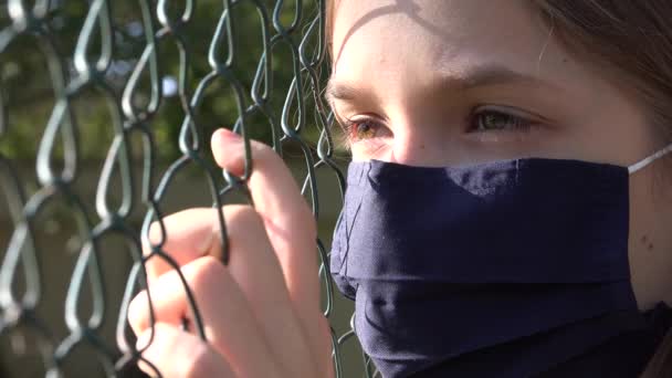 Droevig meisje draagt beschermende masker als gevolg van coronavirus pandemie, ziek ongelukkig kind, depressief kind niet spelen met kinderen, depressie — Stockvideo