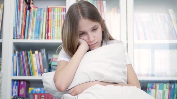 Criança triste, Criança infeliz, Doente Ill Adolescente em Depressão, Stressed Thoughtful Bullied Pessoa Afetada pelo Coronavirus Pandemia — Vídeo de Stock