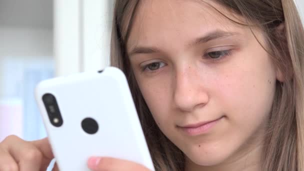 Tiener meisje spelen Smartphone, Kid Browsing Internet op telefoon, Kind lezen berichten, Kinderen op zoek naar online op apparaten — Stockvideo
