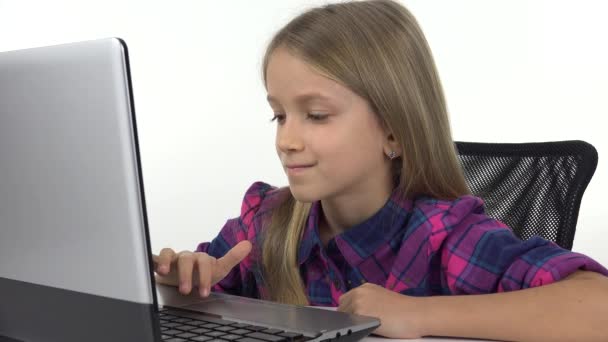 Девочка играет на ноутбуке, просматривает Интернет на компьютере, ребенок учится печатать на ПК, учащийся ребенок учится в Интернете, школьное образование — стоковое видео