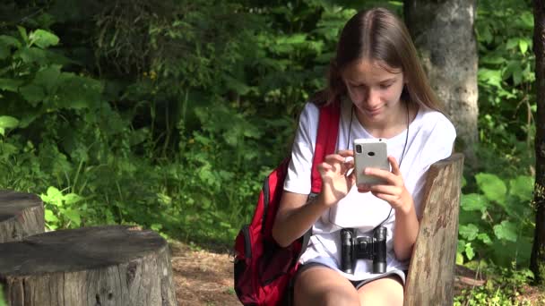 Menina Perdida com Binóculos em Montanhas Trilhas Jogando Smartphone, Kid Hiking no Camping, Criança Adolescente em Viagem de Aventura Férias — Vídeo de Stock