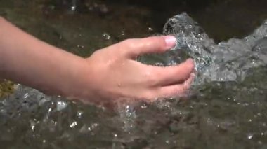 Nehirde Oynayan Çocuk El Yıkama Dağlarda Şelalede Elleri, Turist Kız Yaz Tatilinde Oynuyor, Trip