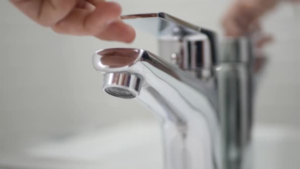 Ręczne włączanie kranu na zlewozmywaku, kran, kobieta niech woda płynie do prania w łazience, zalewanie — Wideo stockowe