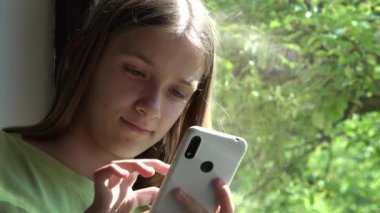 Kız İnternet Tarayıcısı, Akıllı Telefon Kullanan Çocuk, Akıllı Telefonla Konuşan Çocuk, Aile Teknolojisi Cihazları ile İletişim kuran Genç Çocuk