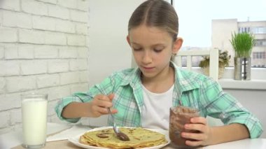 Kahvaltıda Krep Yiyen Kız, Mutfakta Çikolata Yiyen Çocuk, Evde Tatlı Griddle-Pasta Hazırlayan Çocuk