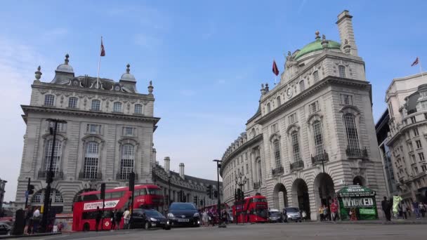 London Cars Traffic bij Piccadilly Circus, Mensen Wandelen, Crossing Street, Beroemde Plaatsen, Gebouwen Bezienswaardigheden in Europa — Stockvideo