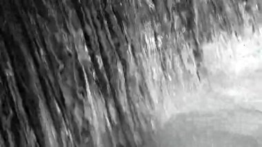 Dağ Nehri, Kristal Şelale Damlaları, Temiz Bahar Taze Suyu, Şeffaf Alp Akımı Dalgaları, Kristal Brook Kapanması