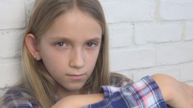 Mutsuz Çocuk İfadesi, Üzgün Düşünceli Çocuk, Depresyondaki Stresli Genç Kız, Hasta Çocuk, İstismara uğrayan Genç İnsan