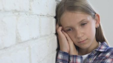Mutsuz Çocuk İfadesi, Üzgün Düşünceli Çocuk, Depresyondaki Stresli Genç Kız, Hasta Çocuk, İstismara uğrayan Genç İnsan