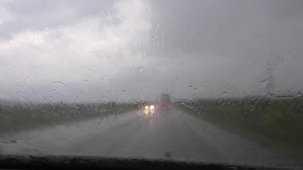Forgalom esőben, Vezető autó, Vihar az úton, Autópálya, Esőcseppek Nézet a szélvédőn