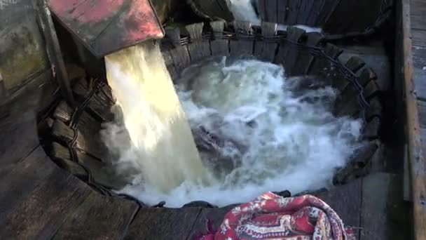 Πλυντήριο ρούχων, χαλί σε Ποταμός Vortex, Wirlpool Waterfall View, Παραδοσιακά 4K — Αρχείο Βίντεο