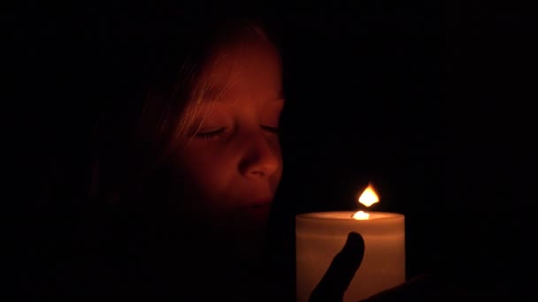 Smutné Dítě Při Svíčkách Modlitba Dítě Noci Pensive Rozčilení Dívka — Stock video