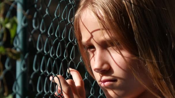 Szomorú gyerek elhagyott, beteg boldogtalan lány, depressziós gyermek nem játszik a gyerekekkel esedékes Coronavirus világjárvány, depresszió, szomorúság — Stock videók