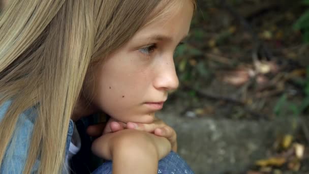 Smutne dziecko, Nieszczęśliwe dziecko, Przemyślane znęcanie się nad nastolatką na zewnątrz w parku, Smutek dzieci, Portret depresyjny nastolatków — Wideo stockowe