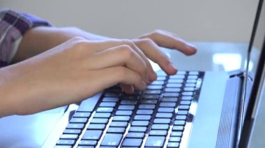 Laptop 'ta Çocuk Bakımı İnternet, Coronavirus Salgınında Kız Çalışması, Çocuk Öğrenme, Çevrimiçi Okul Eğitimi